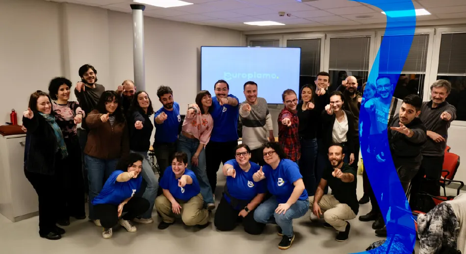 Foto di gruppo di giovani che partecipano al progetto Europiamo