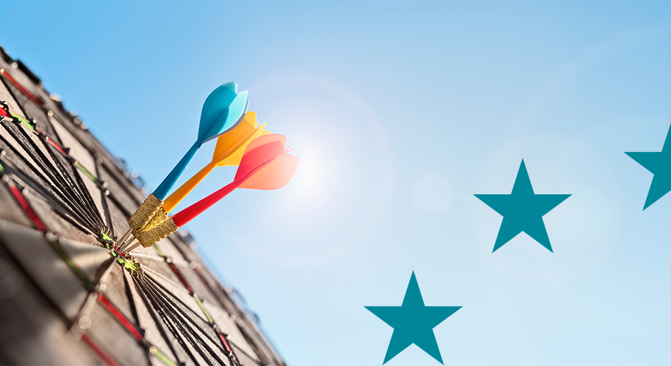 Tre freccette colorate colpiscono il bersaglio Rappresentazione visiva della precisione nella Guida all’europrogettazione.