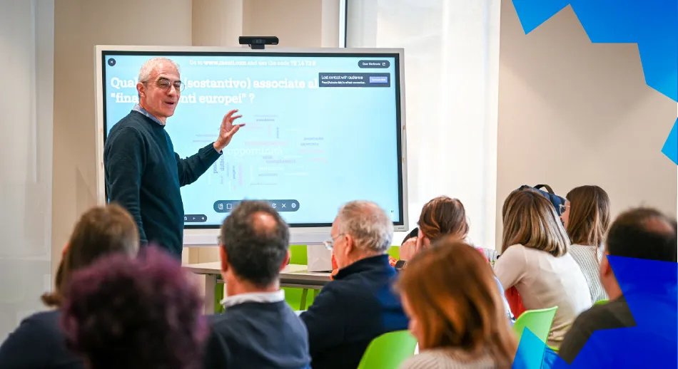 Gruppo di persone davanti a un relatore di Fondazione CRC