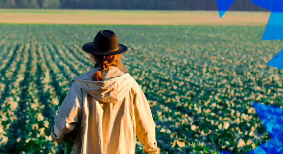 Ragazza in un campo coltivato ascolta il podcast Food for Europe