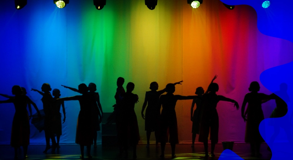 Persone che ballano su sfondo colorato a rappresentare gli aspetti trasversali della progettazione europea