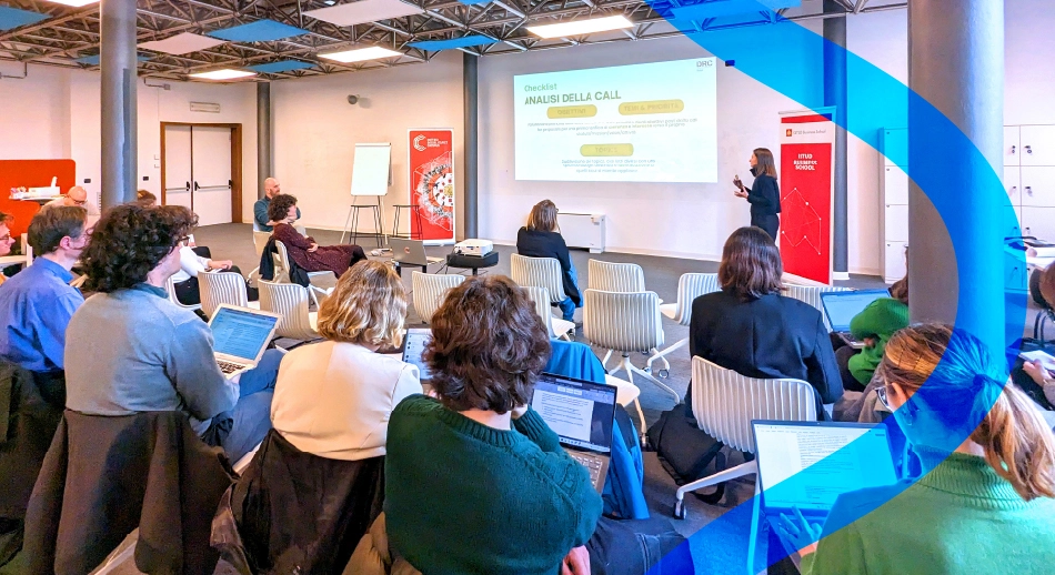 Persone sedute ascoltano un talk di Torino Social Impact sul tema dell'economia sociale