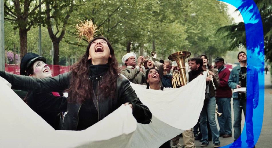 Ragazzi in strada in un corteo per un progetto di Fondazione CRT
