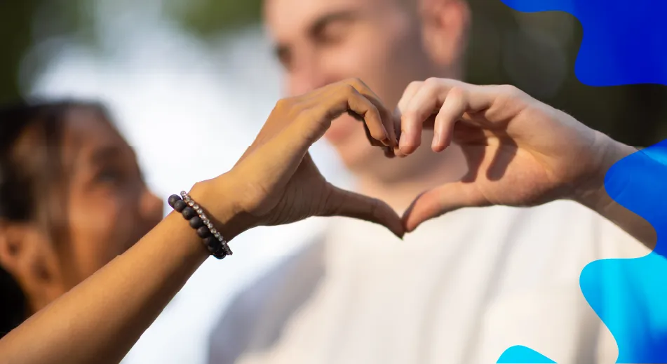 Mani che formano un cuore, simbolo della ricerca del partner nei progetti europei e della costruzione di un partenariato solido.