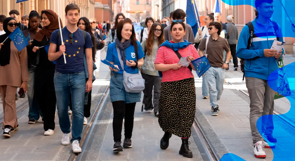 Ragazzi durante una manifestazione per Erasmus+